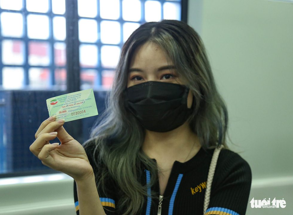 Ngày đầu metro Cát Linh - Hà Đông bán vé: Dân nói thuận tiện, giá rẻ - Ảnh 2.