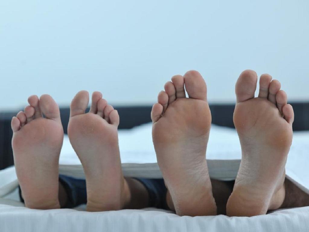 Thò chân ra khỏi mền khi ngủ có tốt không? - ảnh 1