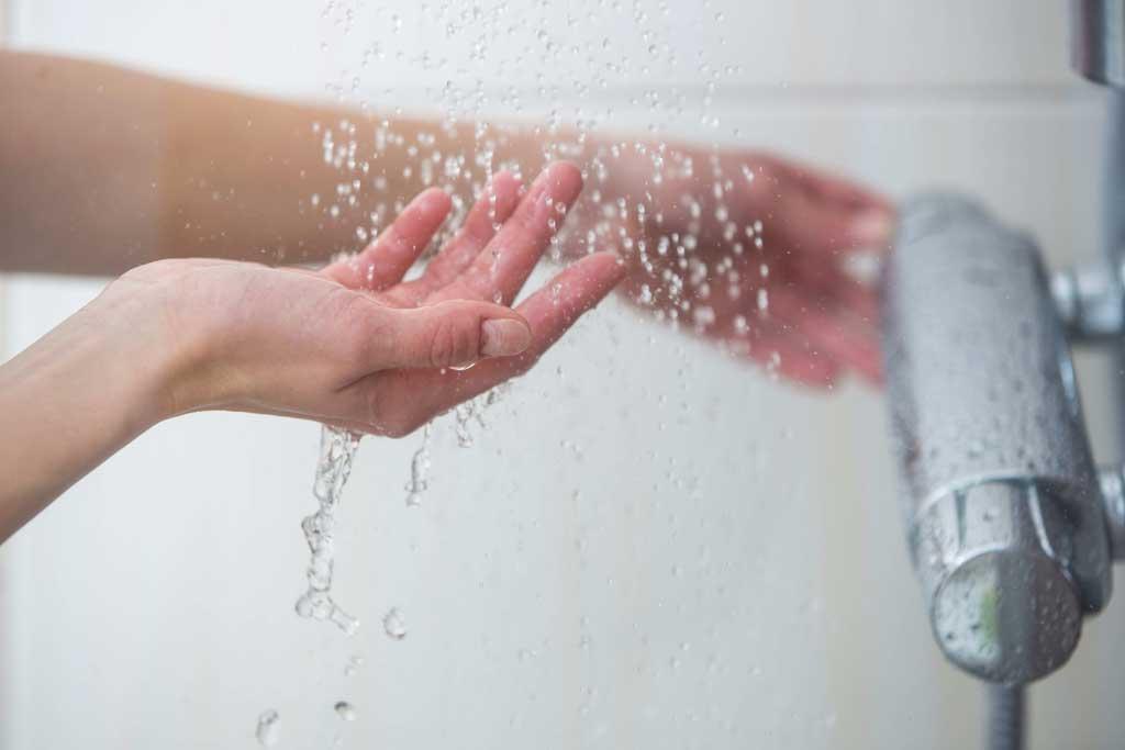 Những lợi ích không ngờ của thói quen tắm nước lạnh - ảnh 1