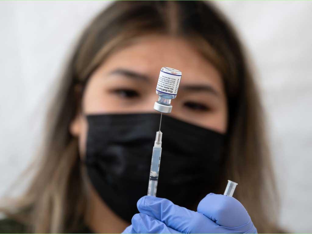 Phát hiện liều vắc xin thứ 3 hiệu quả 75% với biến thể Omicron - ảnh 1