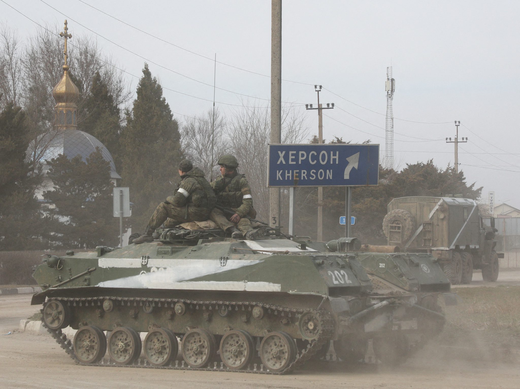 Nga tiến quân vào Donbass, Ukraine bị phá hủy nhiều căn cứ - ảnh 1