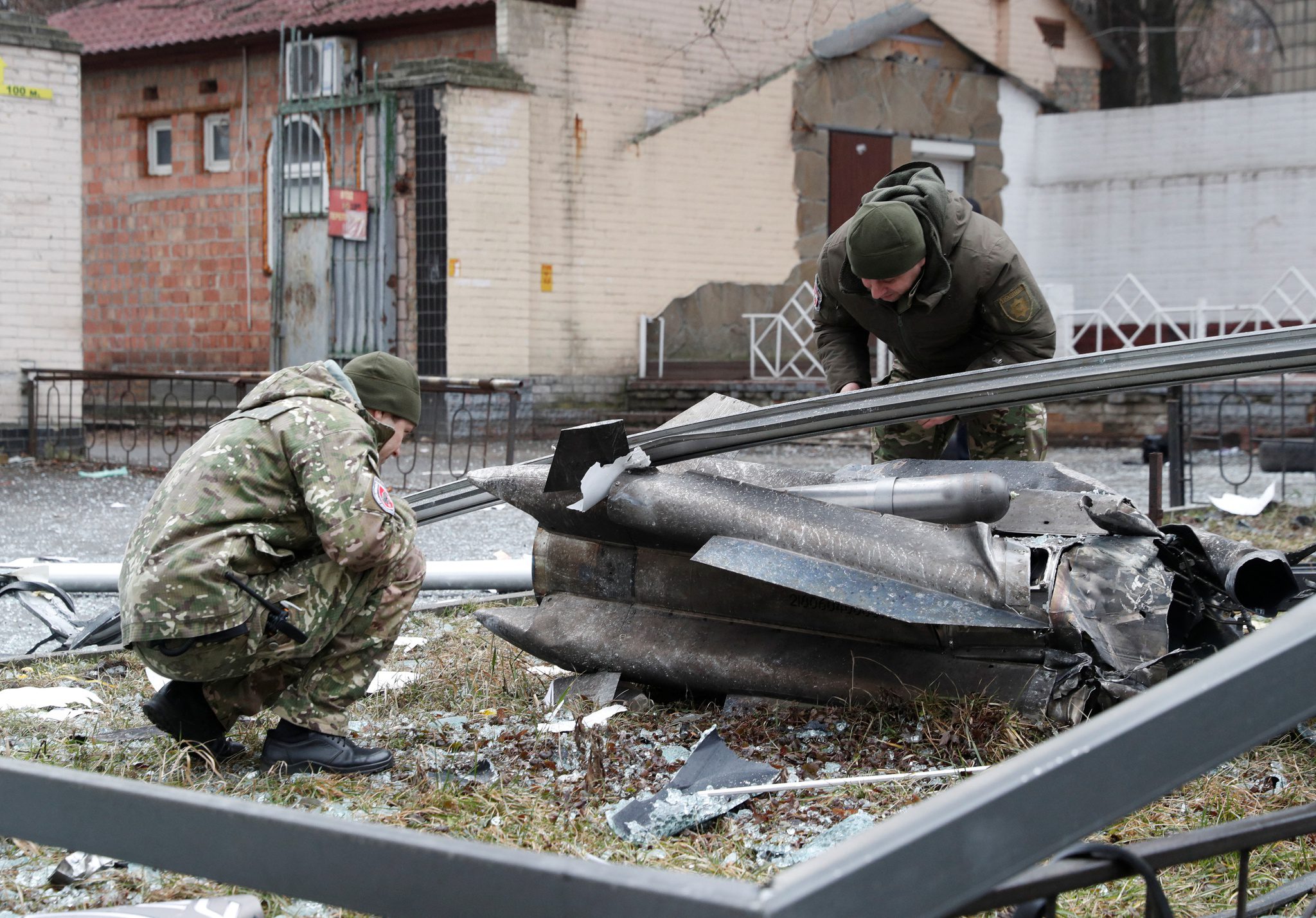 Nga tiến quân vào Donbass, Ukraine bị phá hủy nhiều căn cứ - ảnh 3