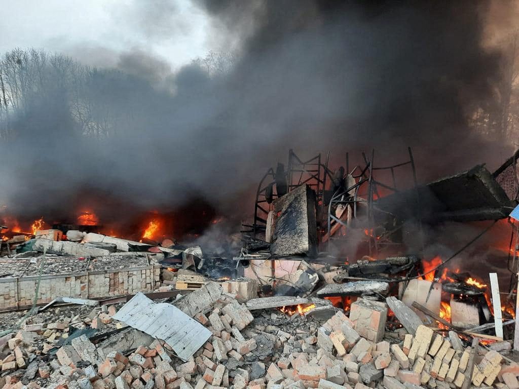 Nga tiến quân vào Donbass, Ukraine bị phá hủy nhiều căn cứ - ảnh 2
