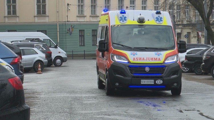 ĐHY Krajewski trao xe cứu thương ĐTC tặng trẻ em Ucraina bị thương