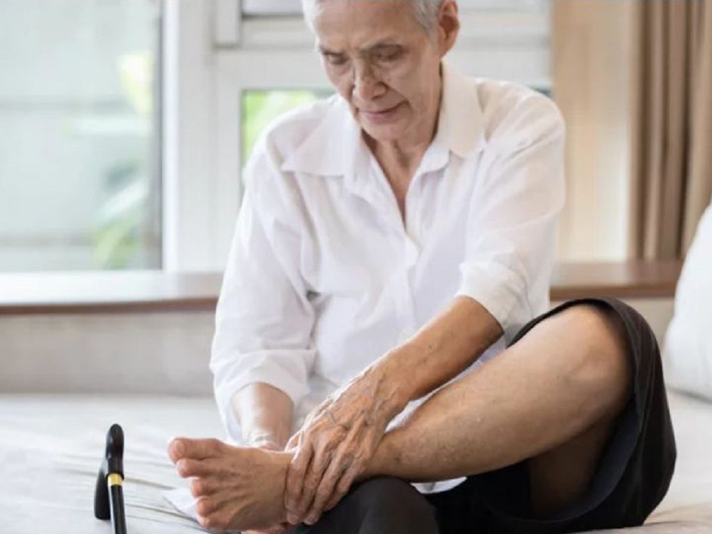 Tại sao tuổi trung niên lại hay bị đau bàn chân? - ảnh 1
