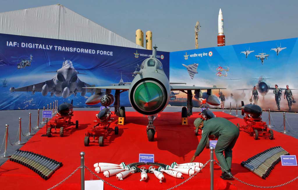 Lo thiếu nguồn cung vũ khí Nga, Ấn Độ tìm lối thoát - ảnh 1