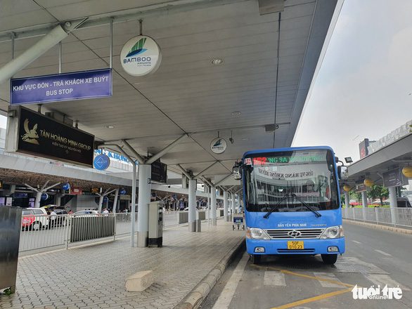Xe buýt ở sân bay Tân Sơn Nhất: 5.000 đồng/lượt vẫn ít khách - Ảnh 1.