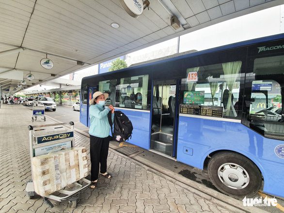 Xe buýt ở sân bay Tân Sơn Nhất: 5.000 đồng/lượt vẫn ít khách - Ảnh 2.