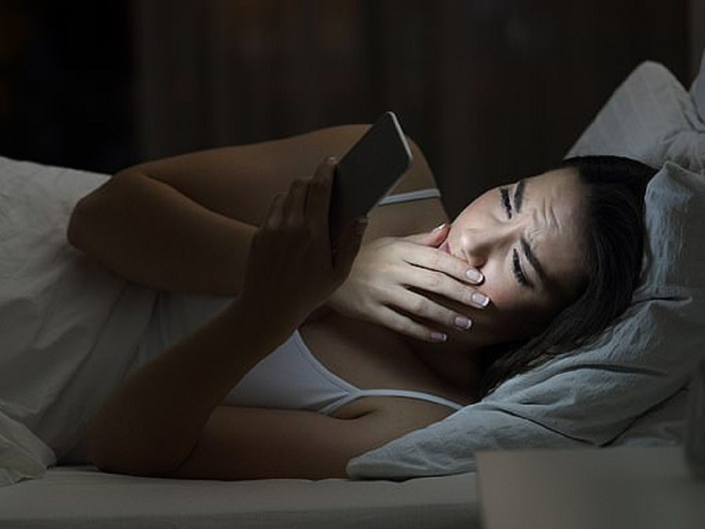 Vì sao không nên xem thiết bị điện tử trước khi ngủ? - ảnh 1