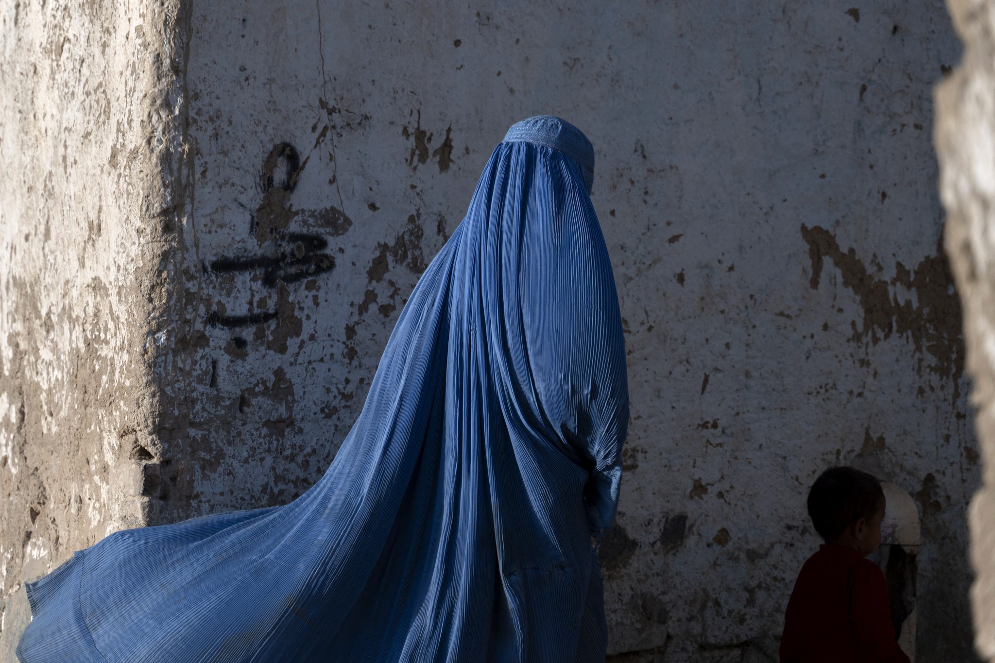 Taliban ra sắc lệnh yêu cầu phụ nữ Afghanistan trùm kín từ đầu đến chân - ảnh 1