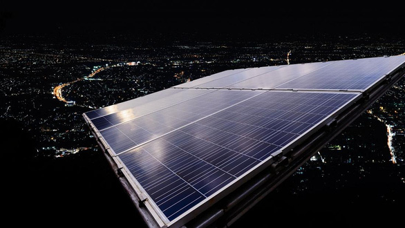 Phát hiện đột phá về công nghệ tạo ra điện mặt trời vào ban đêm - Ảnh 1.