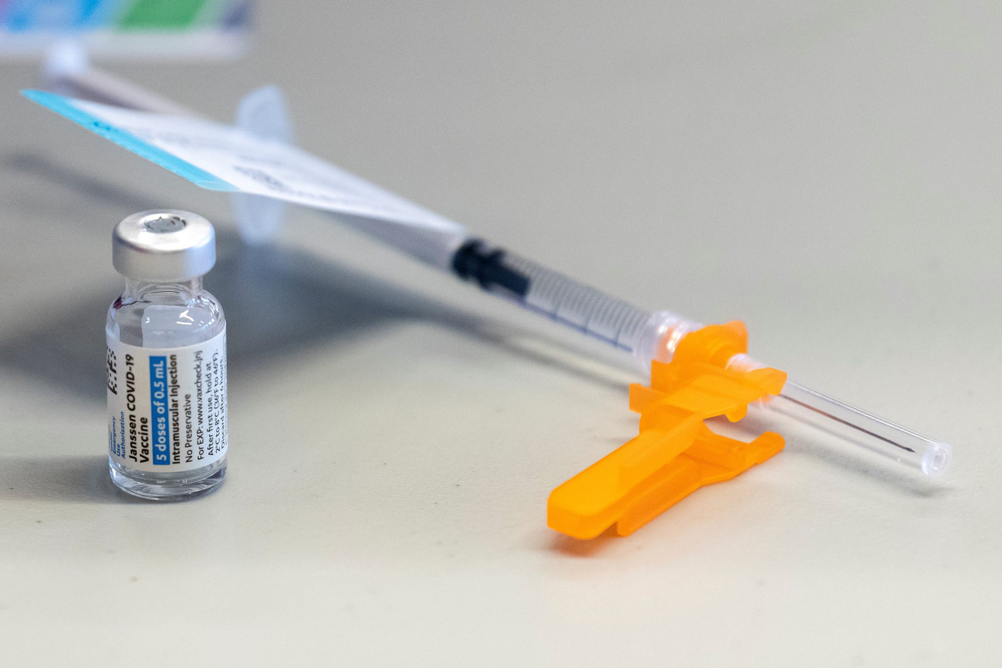 Mỹ hạn chế sử dụng vắc xin J&J ngừa Covid-19 - ảnh 1
