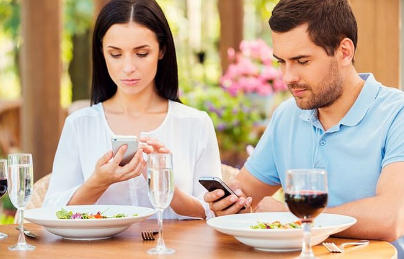 Điều gì xảy ra cho cơ thể khi bạn vừa ăn vừa xem điện thoại? - ảnh 1
