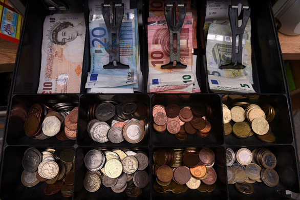 Nhiều nước châu Âu đang dần đến xã hội không tiền mặt - Ảnh 1.