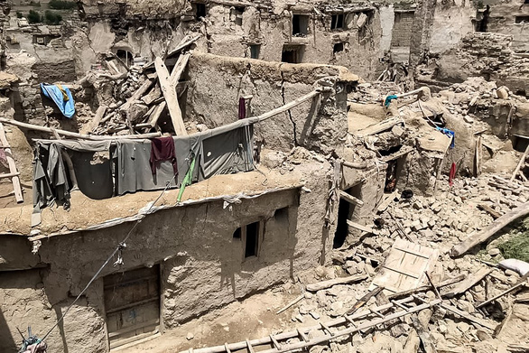 Động đất Afghanistan: Mọi người đang đào hết mộ này đến mộ khác - Ảnh 2.
