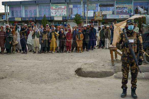 Động đất Afghanistan: Mọi người đang đào hết mộ này đến mộ khác - Ảnh 3.