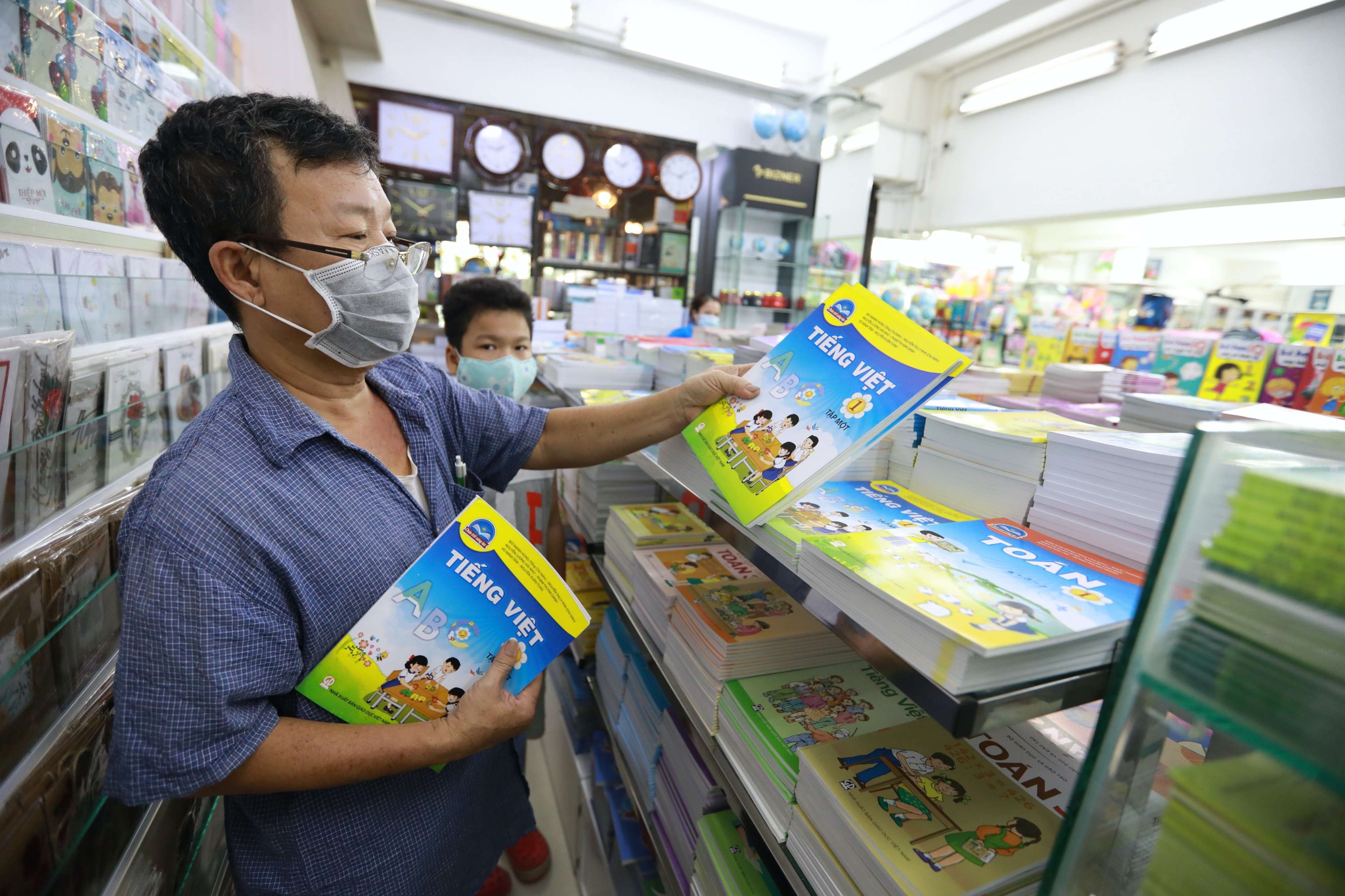 Bộ trưởng GD-ĐT ra chỉ thị giảm giá sách giáo khoa, không ép mua sách bài tập - ảnh 1