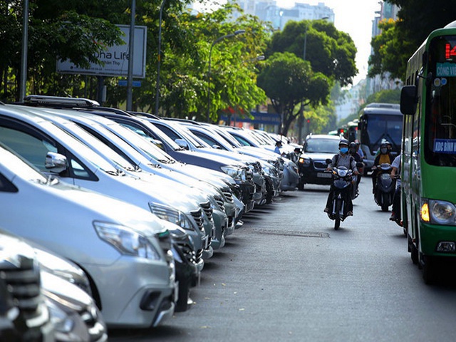 TP.HCM thu phí đậu xe dưới lòng đường: Vẫn chưa đủ bù chi - ảnh 1