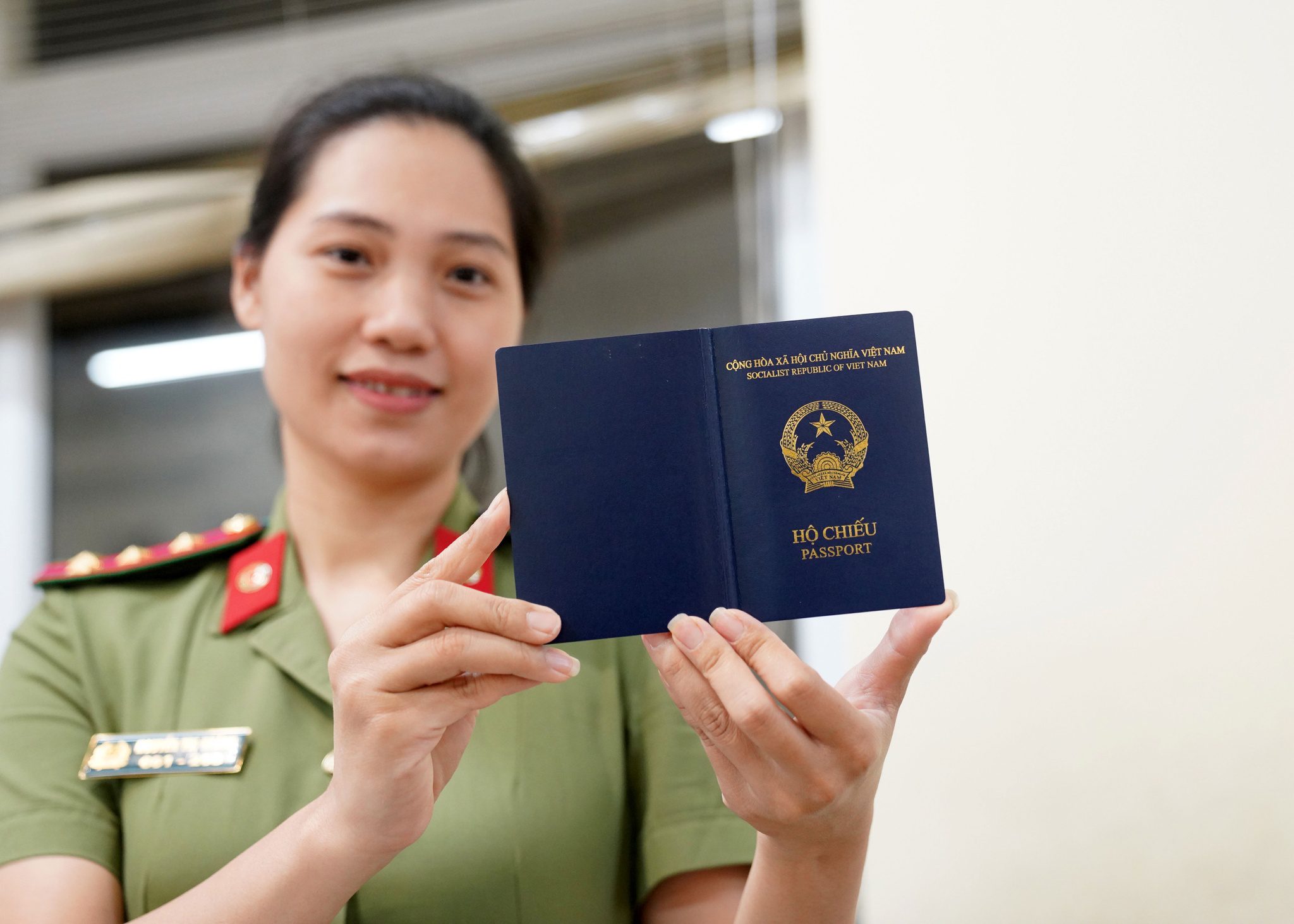 Bộ Công an khẳng định tiếp tục cấp hộ chiếu phổ thông mẫu mới - ảnh 1