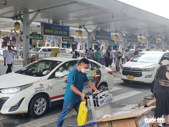 Xe công nghệ ngưng leo lầu đón khách ở nhà xe sân bay Tân Sơn Nhất - Ảnh 3.