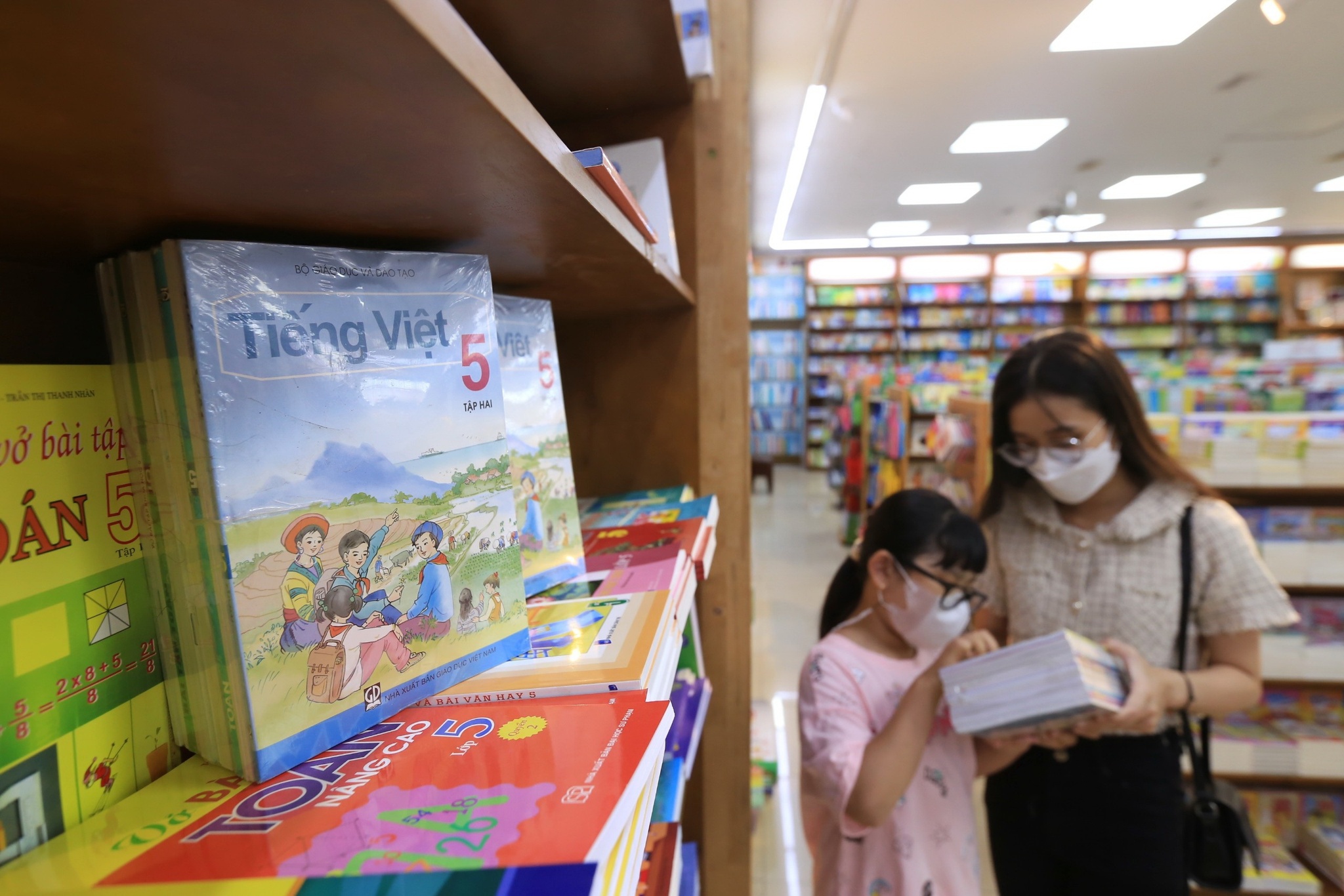 Giá sách giáo khoa cao gấp 3 - 4 lần, NXB Giáo dục Việt Nam lãi khủng - ảnh 1