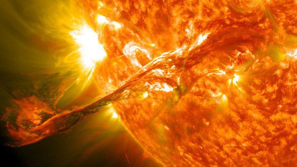 Cơn bão Mặt trời lớn có thể ném không gian gần Trái đất vào hỗn loạn - Ảnh 1.
