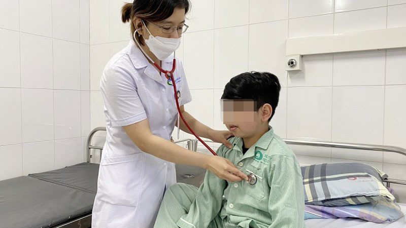 Bé trai 10 tuổi suy tuyến thượng thận vì dùng thuốc xịt mũi liên tục - ảnh 1