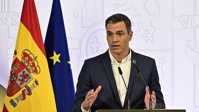 Thủ tướng Tây Ban Nha tháo cà vạt và những ý tưởng của châu Âu giữa căng thẳng khí đốt - ảnh 1