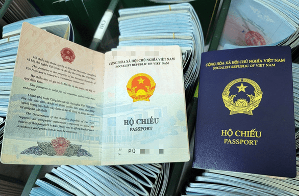 Các nước nêu điều kiện cấp thị thực cho người Việt có hộ chiếu mẫu mới - Ảnh 2.
