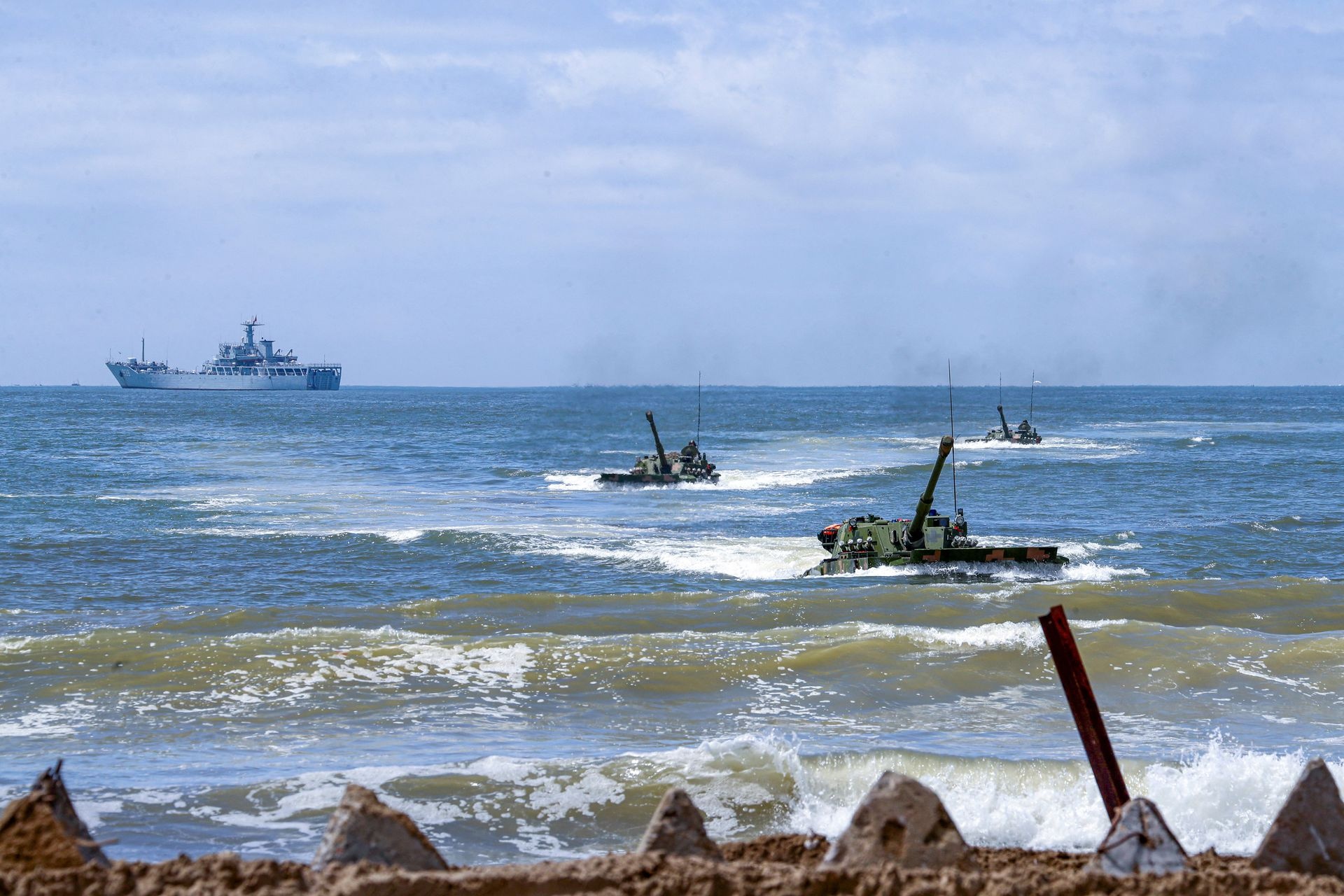 Trung Quốc liên tục tập trận từ eo biển Đài Loan đến Biển Đông - ảnh 1
