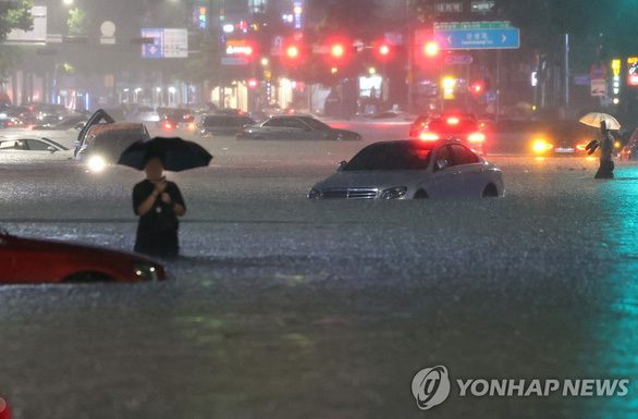 Mưa kỷ lục ở Hàn Quốc: Seoul chìm trong nước, 3 người chết thương tâm dưới tầng hầm - Ảnh 1.