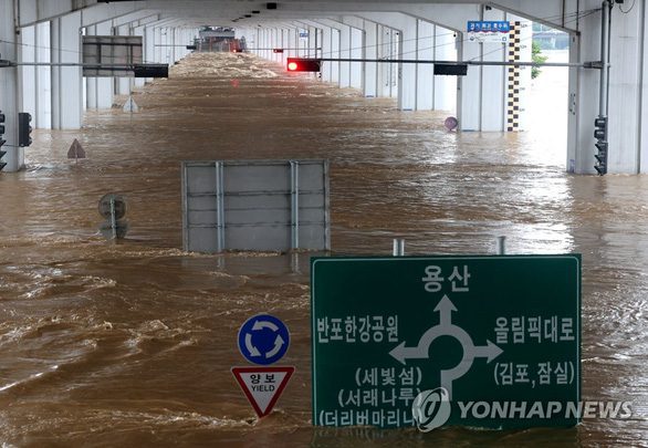 Mưa kỷ lục ở Hàn Quốc: Seoul chìm trong nước, 3 người chết thương tâm dưới tầng hầm - Ảnh 4.