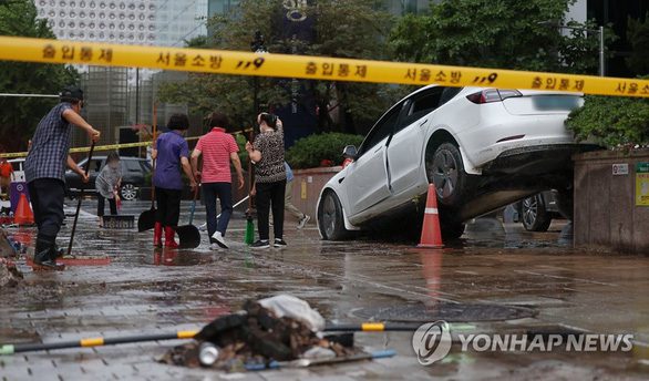 Mưa kỷ lục ở Hàn Quốc: Seoul chìm trong nước, 3 người chết thương tâm dưới tầng hầm - Ảnh 5.