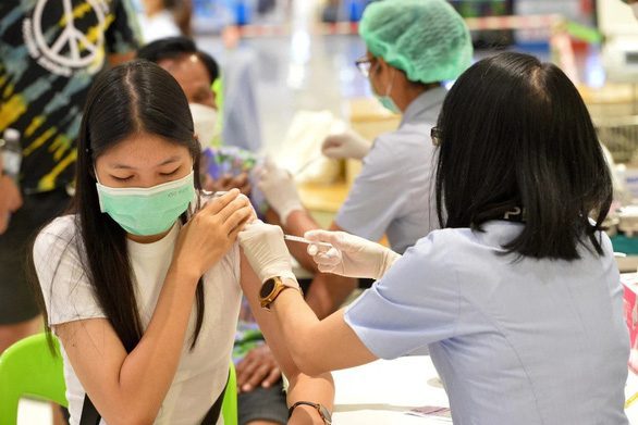 Thái Lan xem COVID-19 như cúm mùa từ tháng 10; Nhật triển khai vắc xin chống Omicron - Ảnh 1.