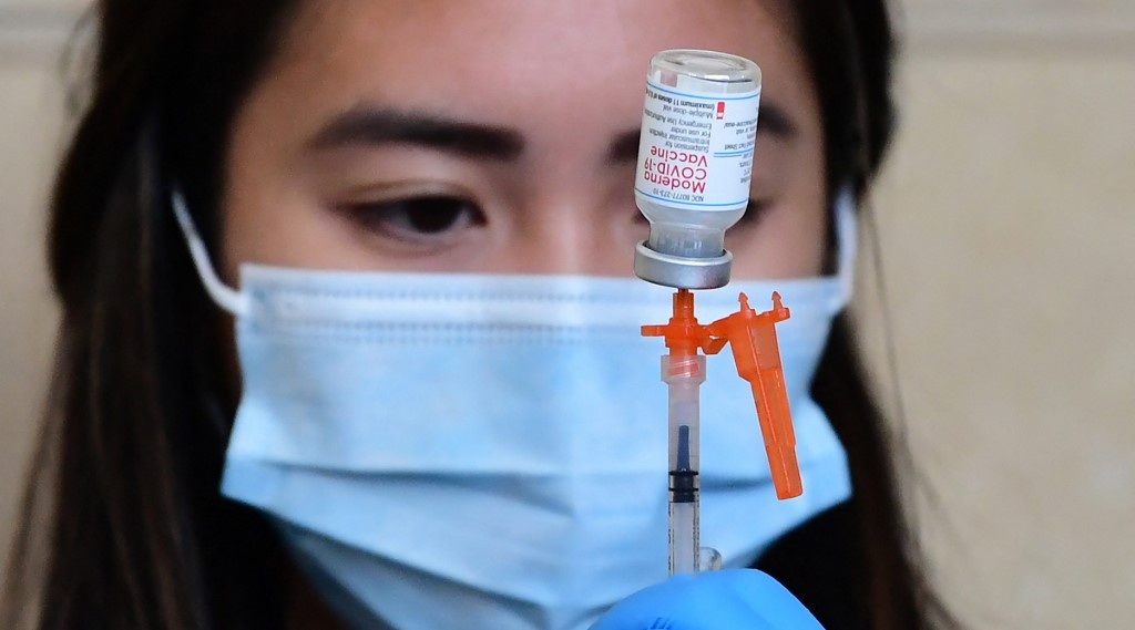 Mỹ lần đầu chứng nhận vắc xin Covid-19 chuyên dùng tiêm bổ sung - ảnh 1