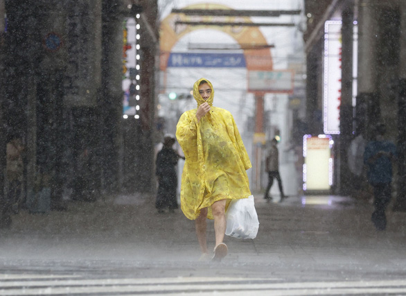 Chùm ảnh: Nhật Bản chống bão Nanmadol - Ảnh 3.