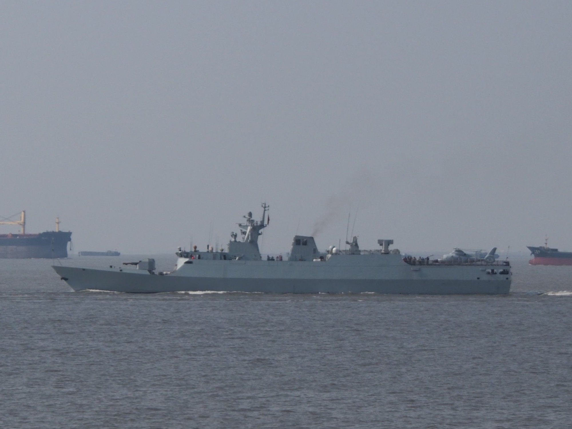 Trung Quốc trang bị chiến hạm tối tân cho 'hung thần' ở Biển Đông - ảnh 1