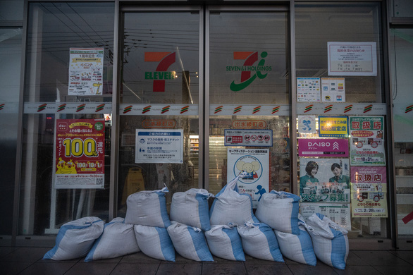 Chùm ảnh: Nhật Bản chống bão Nanmadol - Ảnh 1.