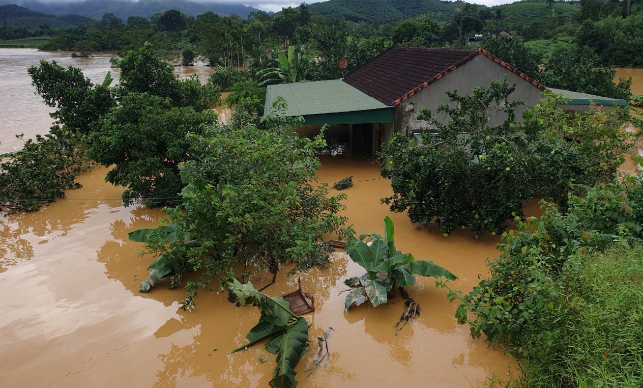 Nghệ An, Hà Tĩnh hàng ngàn nhà dân bị ngập lụt - ảnh 2
