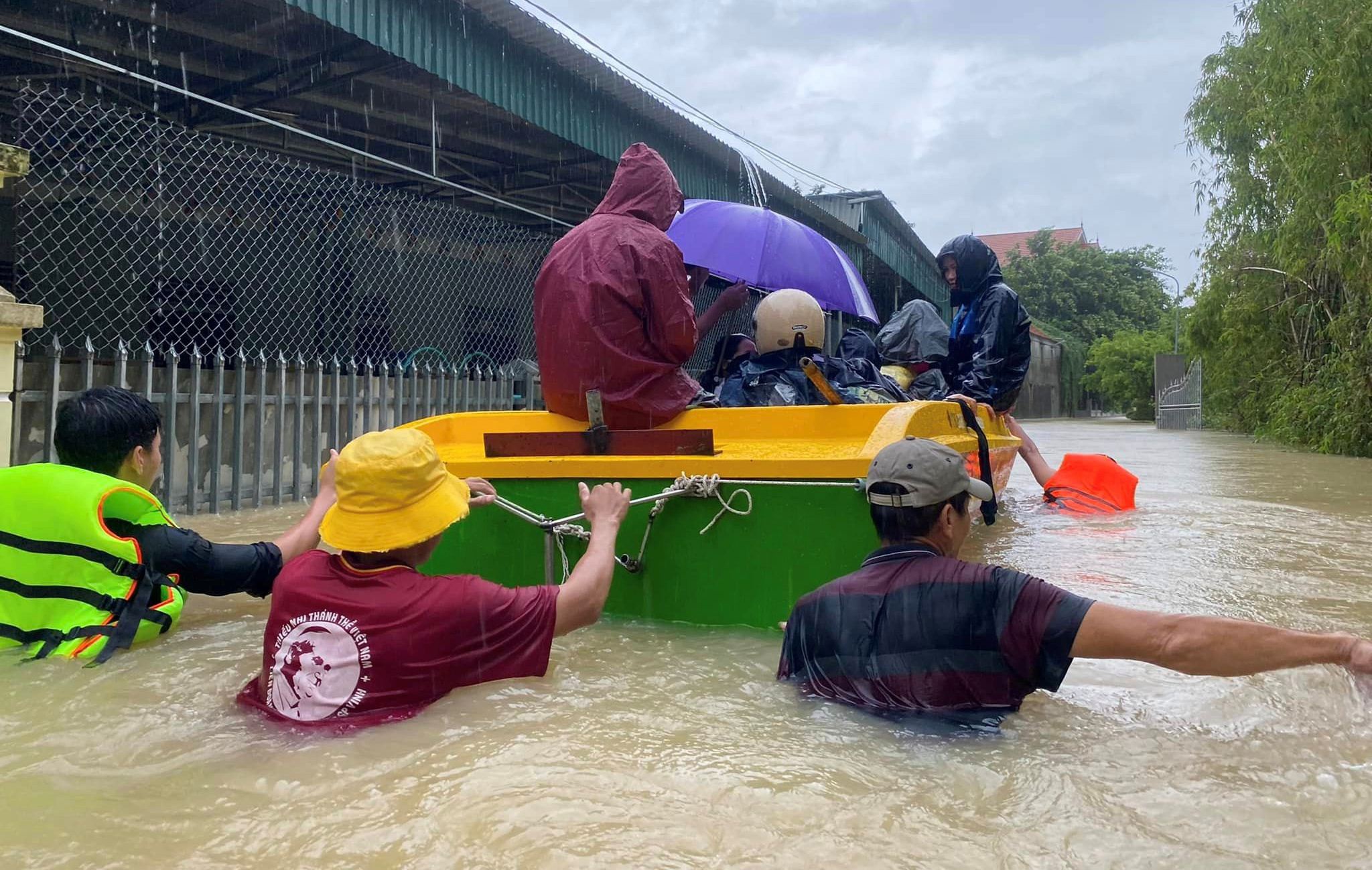 Nghệ An, Hà Tĩnh hàng ngàn nhà dân bị ngập lụt - ảnh 1