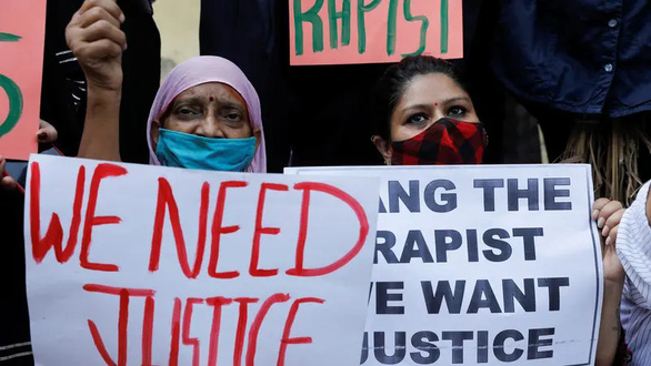 Thiếu nữ 16 tuổi Ấn Độ bị cưỡng hiếp tập thể và thiêu sống - Ảnh 1.