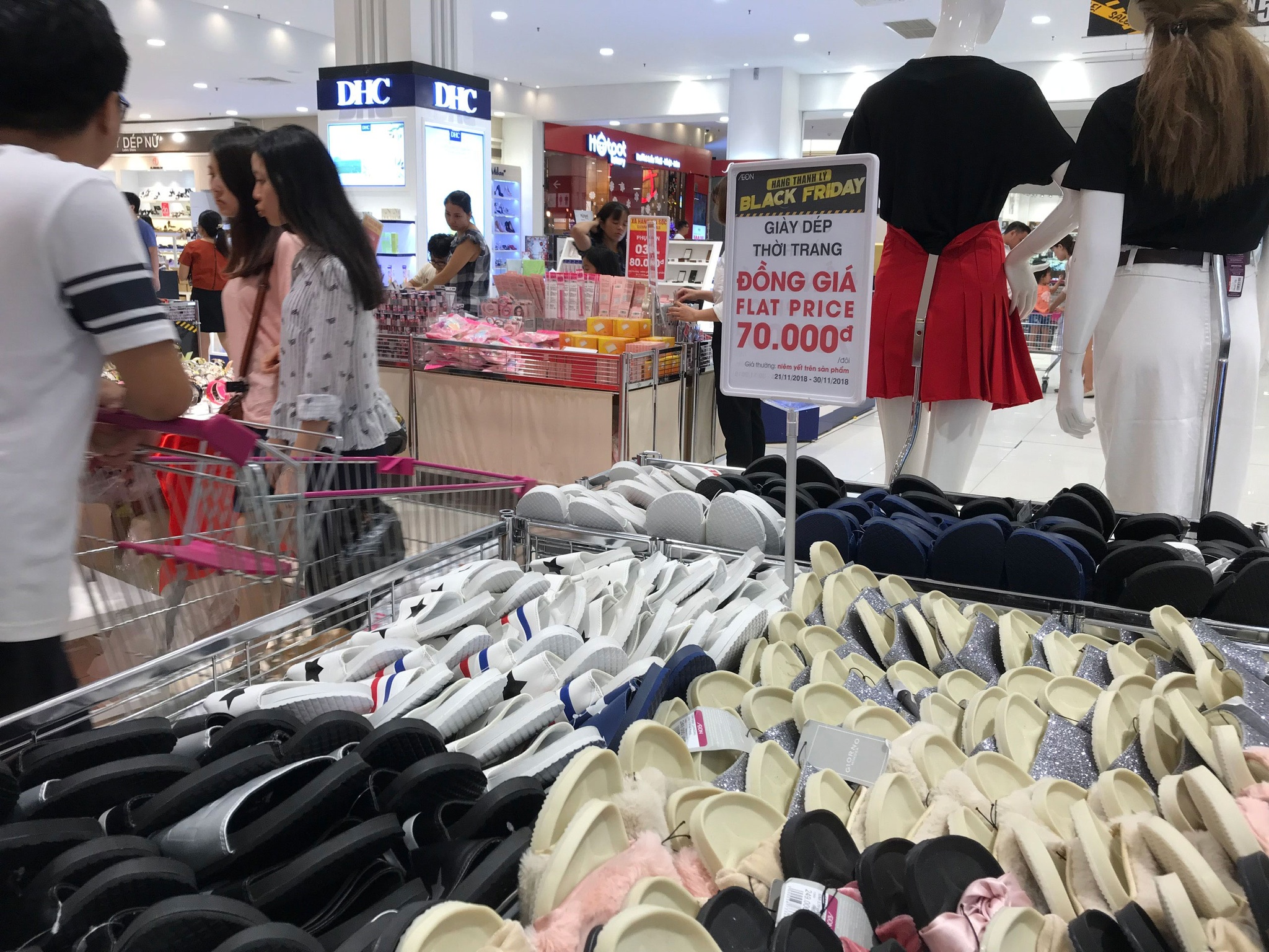 Thị trường nội rơi vào tay 'ông lớn ngoại': Quần áo, giày dép Việt lép vế - ảnh 1