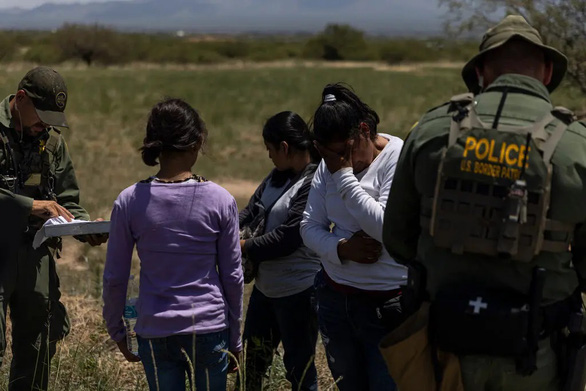 Mỹ bắt giữ 2,1 triệu người di cư từ Mexico, cao nhất mọi thời đại - Ảnh 1.