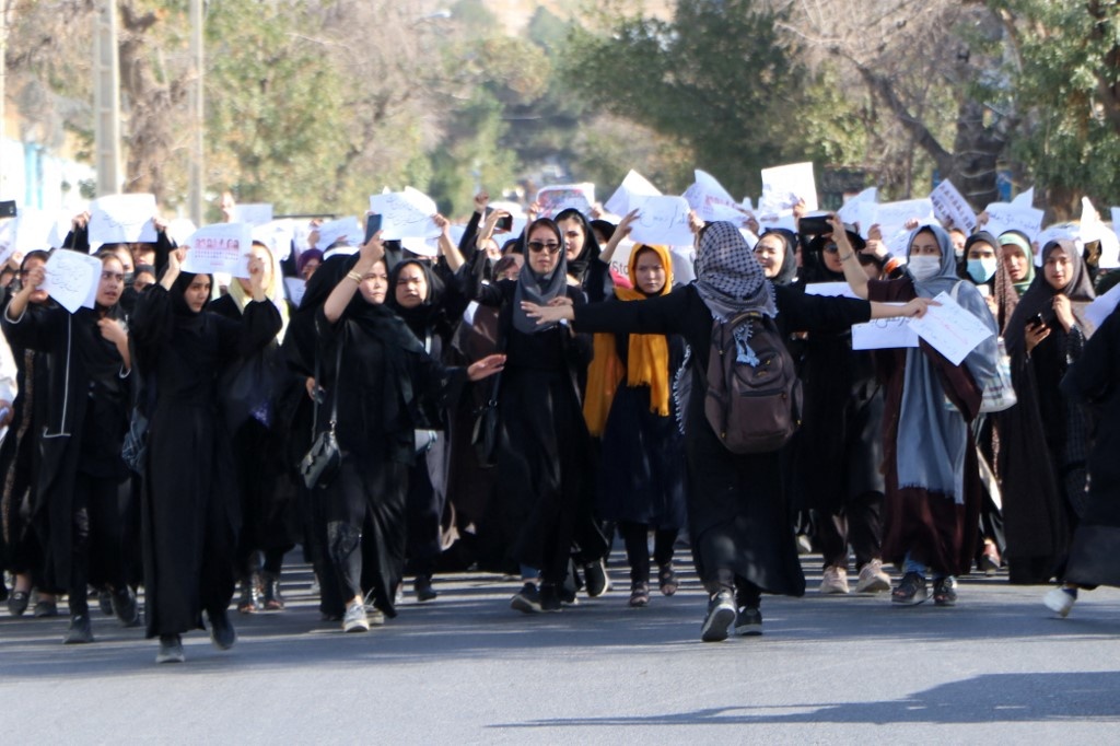 Mỹ cấm vận Taliban liên quan cáo buộc đàn áp phụ nữ, trẻ em gái - ảnh 1