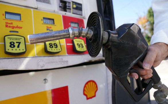 Ngân hàng Thế giới: Giá nhiên liệu giảm 11% trong năm 2023 - Ảnh 1.