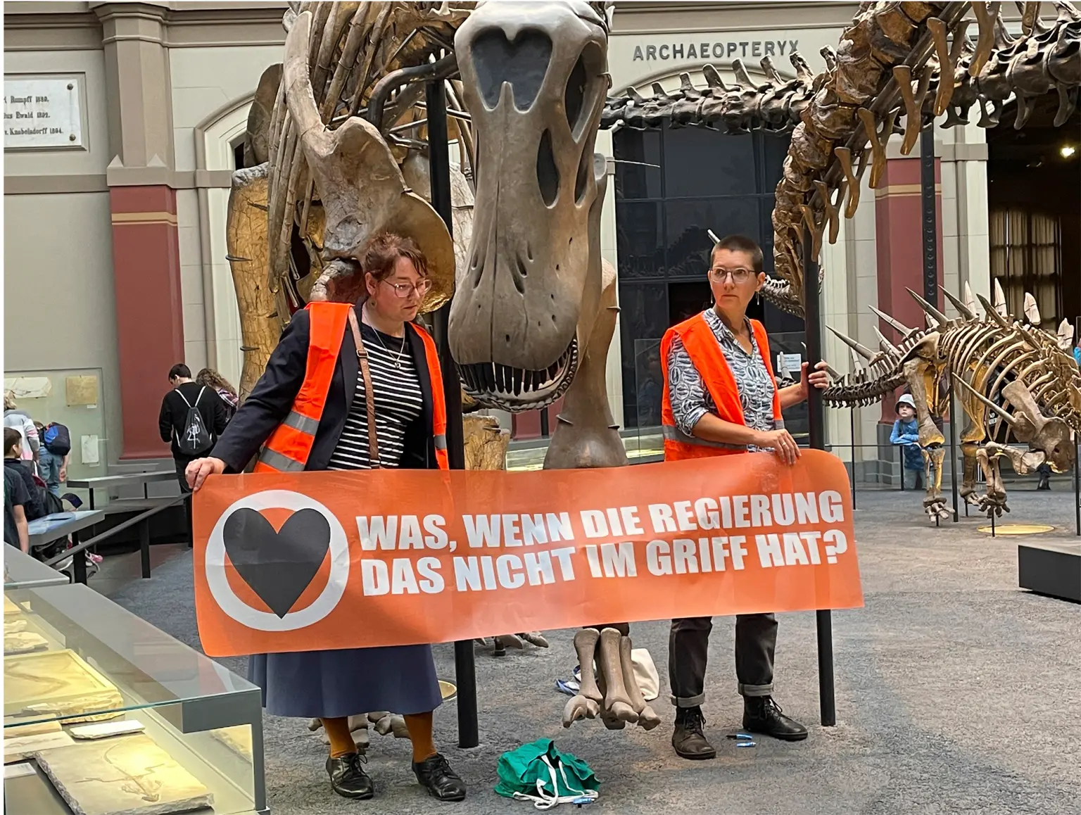 Dùng keo dán người vào xương khủng long để phản đối chính sách khí hậu của Đức - ảnh 1