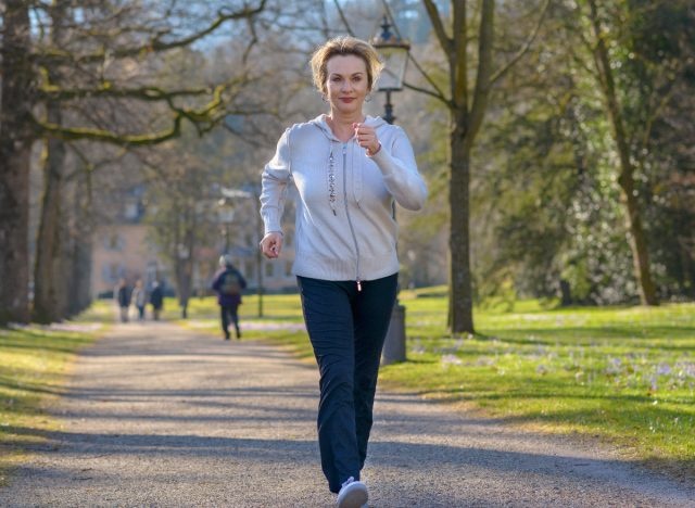 Thói quen đi bộ hằng ngày ảnh hưởng đến cơ thể bạn sau tuổi 50 - ảnh 2