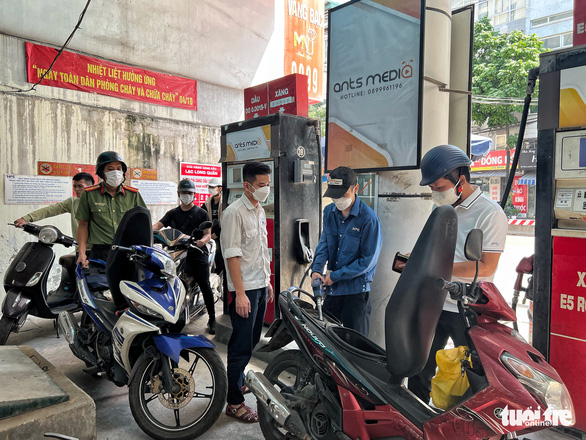 Nhiều cây xăng ở Hà Nội bán cầm chừng, quản lý thị trường nói không phải găm hàng - Ảnh 3.