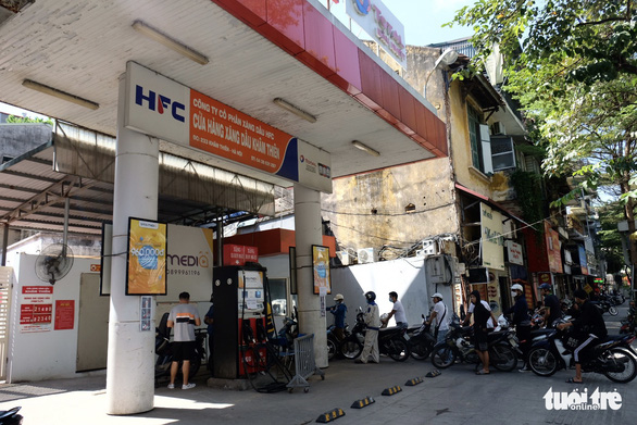 Nhiều cây xăng ở Hà Nội bán cầm chừng, quản lý thị trường nói không phải găm hàng - Ảnh 6.