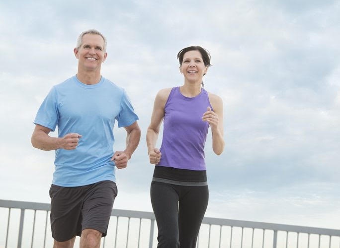 Thói quen đi bộ hằng ngày ảnh hưởng đến cơ thể bạn sau tuổi 50 - ảnh 1